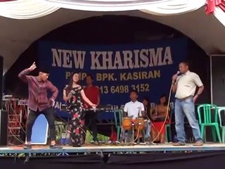 Kocak....!!! gara - gara orang ini joget di pentas, penyanyi hilang konsentrasi