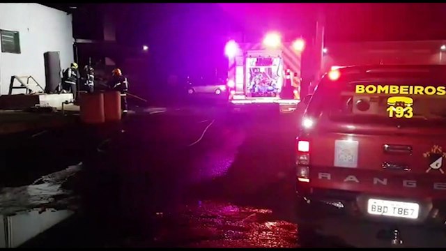 Bombeiros agem rápido e evitam tragédia em incêndio em restaurante de posto de combustíveis na Av. Carlos Gomes