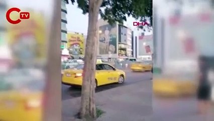 İstanbul Kadıköy'de kargalar kaldırımdakilere zor anlar yaşattı