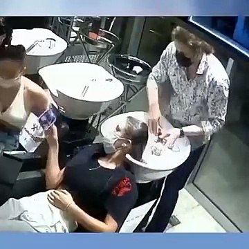 Une cliente d'un salon de coiffure se fait remettre à sa place