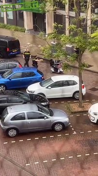 Un vieil homme sur son déambulateur scooter se fait taser par 4 policiers