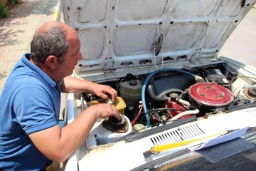 Antalya'da yaşayan adam otomobiline kurduğu sistemle yakıttan yarı yarıya tasarruf sağlıyor!