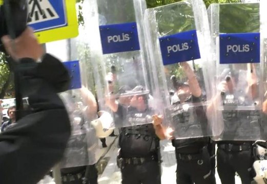 TÜİK önünde arbede! Basın açıklaması yapmak isteyen gruba polis müdahale etti