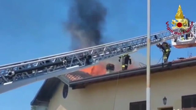 Incendio in una palazzina nel Comasco, Vigili del Fuoco domano fiamme