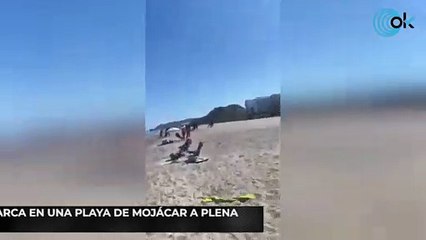 Una patera desembarca en una playa de Mojácar a plena luz del día