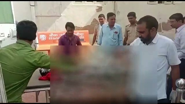 एसडीएम कोर्ट के सामने जहर खाकर वकील ने खुद को आग लगाई, फिर एसडीएम को पकडऩे दौड़ा