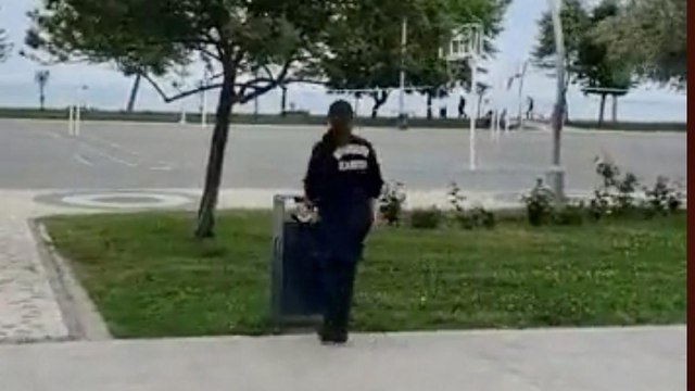 AKP’li belediyenin zabıtaları CHP afişlerini yırtıp çöpe atarken yakalandı