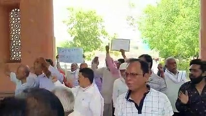 धरने पर सेवानिवृत्त कार्मिक