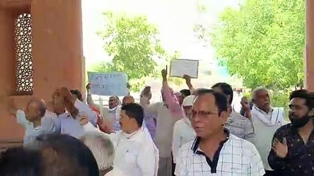 धरने पर सेवानिवृत्त कार्मिक