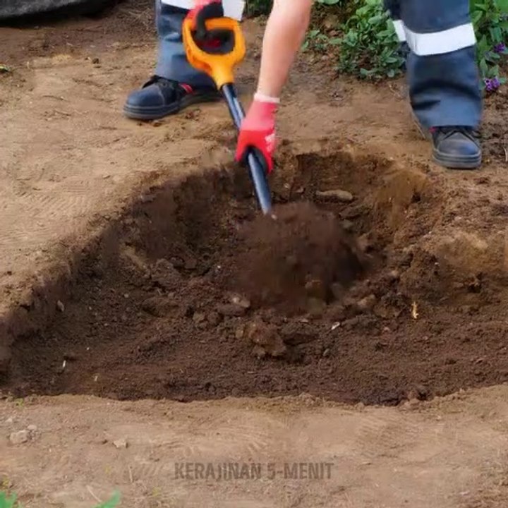 Membuat kolam ikan koi berbentuk hati dari beton. Kerajinan cantik untuk halaman rumah! Make a heart-shaped koi fish pond out of concrete. Beautiful crafts for the home page! ️