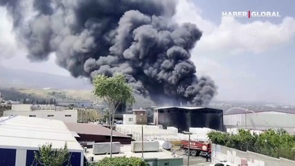 Antrepoda çıkan yangına havadan ve karadan müdahale ediliyor