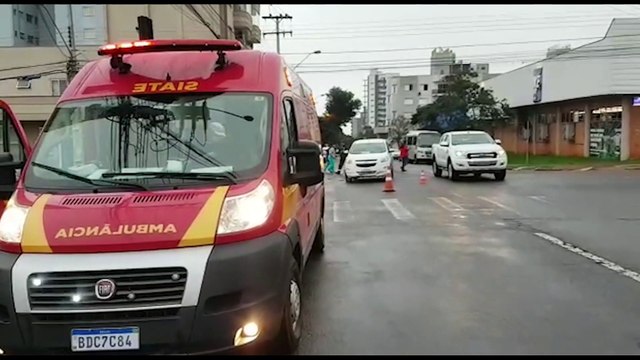 Motociclista fica ferido após se envolver em colisão com o veículo do Samu, no Centro de Cascavel