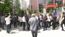 Tüik Önünde Açıklama Yapmak İsteyen Birleşik Kamu-İş Üyelerine Polis Müdahalesi: Genel Başkan Mehmet Balık Gözaltına Alındı