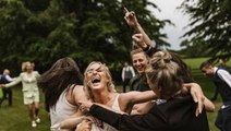 Sosyal medyayı sallayan düğün! Davetlilerle yapılan maçta gelin şov yaptı