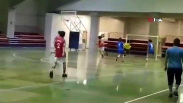 Futsal sahası boks ringine döndü, öğrenciler birbirine girdi