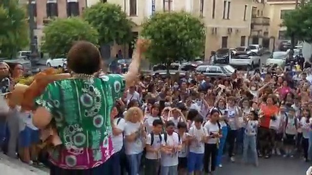 Lamezia, l’Istituto comprensivo Perri-Pitagora saluta la dirigente Teresa Bevilacqua