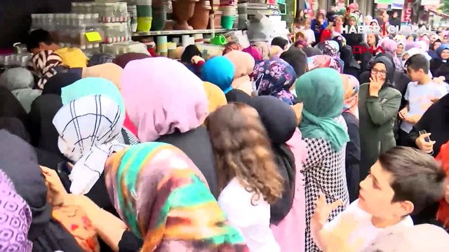 5 TL'lik halı için birbirlerini ezdiler: İstanbul'da izdiham!