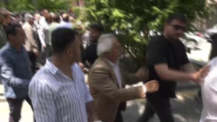 Birleşik Kamu-İş: "Mali Sekreterimiz Mücahit Dede Yoğun Polis Saldırısı Sonucunda Kalp Krizi Geçirerek Kaldırıldığı Hastanede Anjiyoya Alındı"
