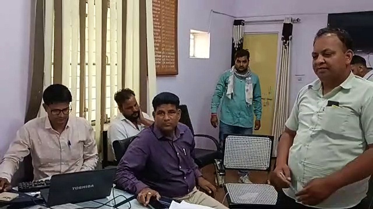 जमीन का फैसला हक में कराने के लिए 60 हजार की रि...