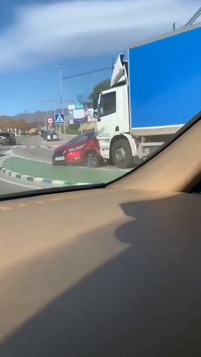 Un camion ne se rend pas compte qu'il traine un véhicule devant lui