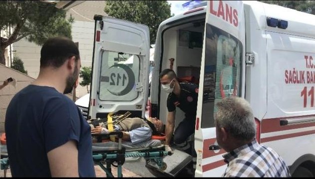 Midibüs otomobile arkadan çarptı, otomobil hurdaya döndü: 2 yaralı