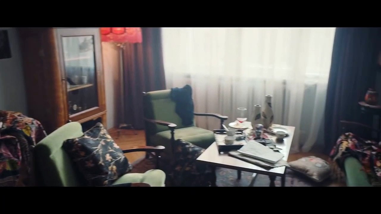 Mrs. Harris und ein Kleid von Dior Trailer OV