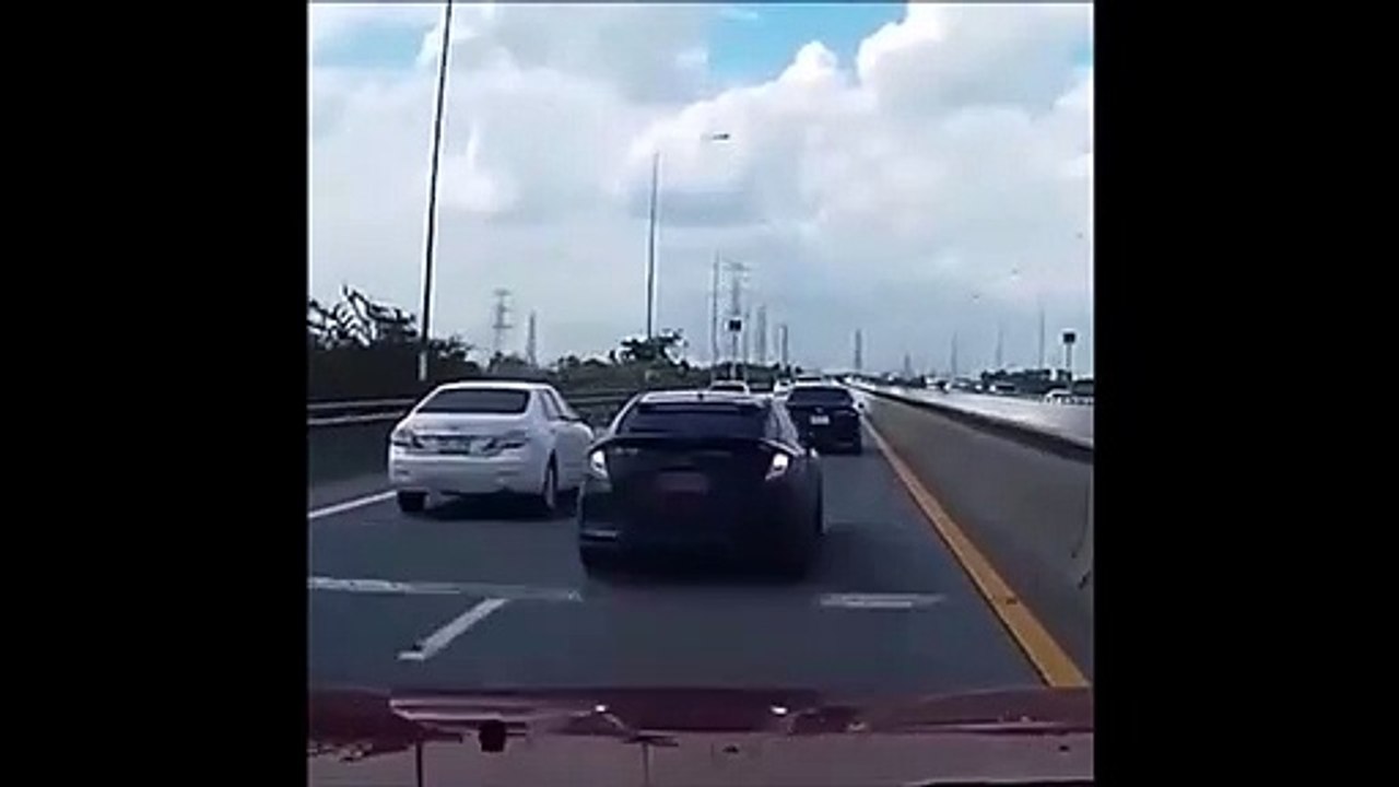 Faire une course au milieu dune autoroute fréquentée : mauvaise idée