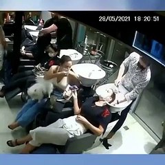 Cette cliente de salon de coiffure se fait remettre à sa place