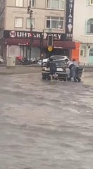 Bursa'da sağanak yağışta sürücülerin zor anları kameraya yansıdı