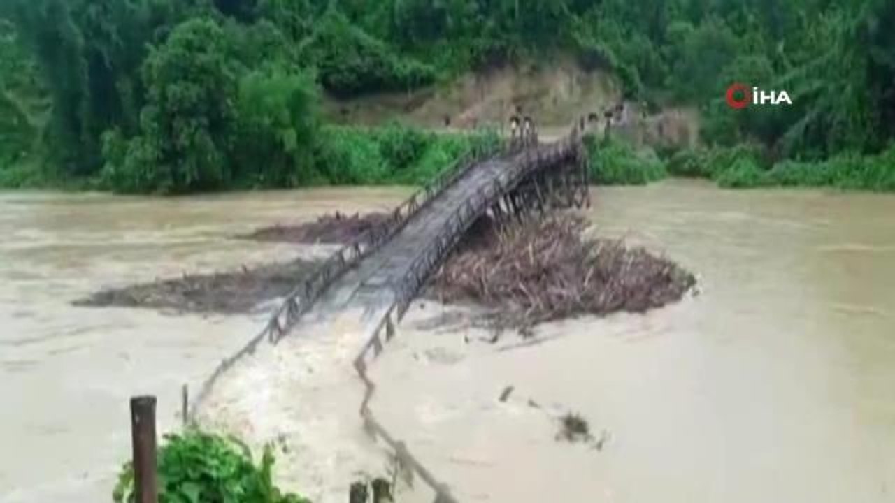 Hindistan'da sel ve toprak kayması: 4 ölüHindistan'da sel sularına dayanamayan ahşap köprü yıkıldı