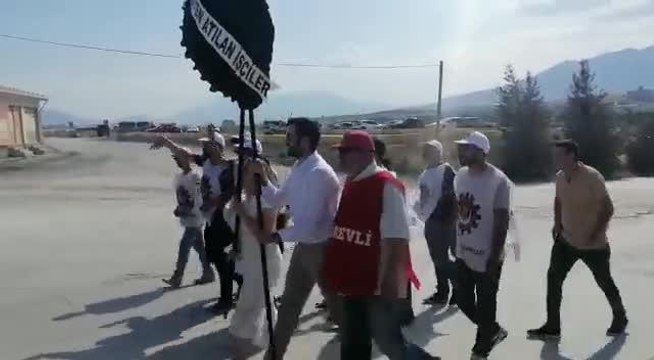 Düğün Öncesi İşten Atılan İşçiler, Fabrika Kapısına Siyah Çelenk Bıraktı