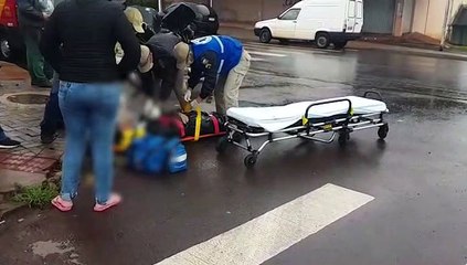 Jovem fica ferido em colisão entre carro e moto no Guarujá