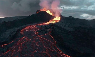 نهر جارٍ من الحمم البركانية في ايطاليا
