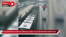 Beylikdüzü'nde durakta yoğunluk olunca yolcu metrobüsün önünü kesti