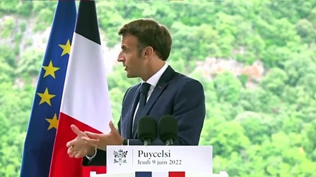 Emmanuel Macron : Nous doublerons la présence de forces de l'ordre sur la voie publique d'ici la fin de la décennie.