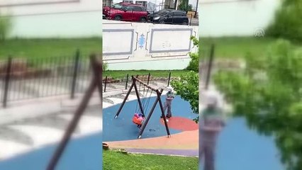 Temizlik görevlisinin parkta çocuğu salıncakta salladığı görüntüler ilgi gördü