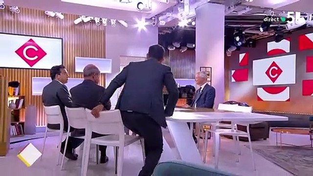 Matthieu Belliard arrive en retard pour sa chronique dans C à Vous et provoque un fou rire en plateau