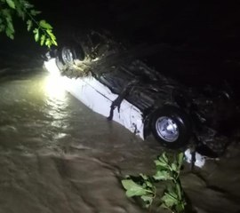 Şiddetli sağanak su taşkını ve heyelana sebep oldu, 1 araç sulara kapıldı