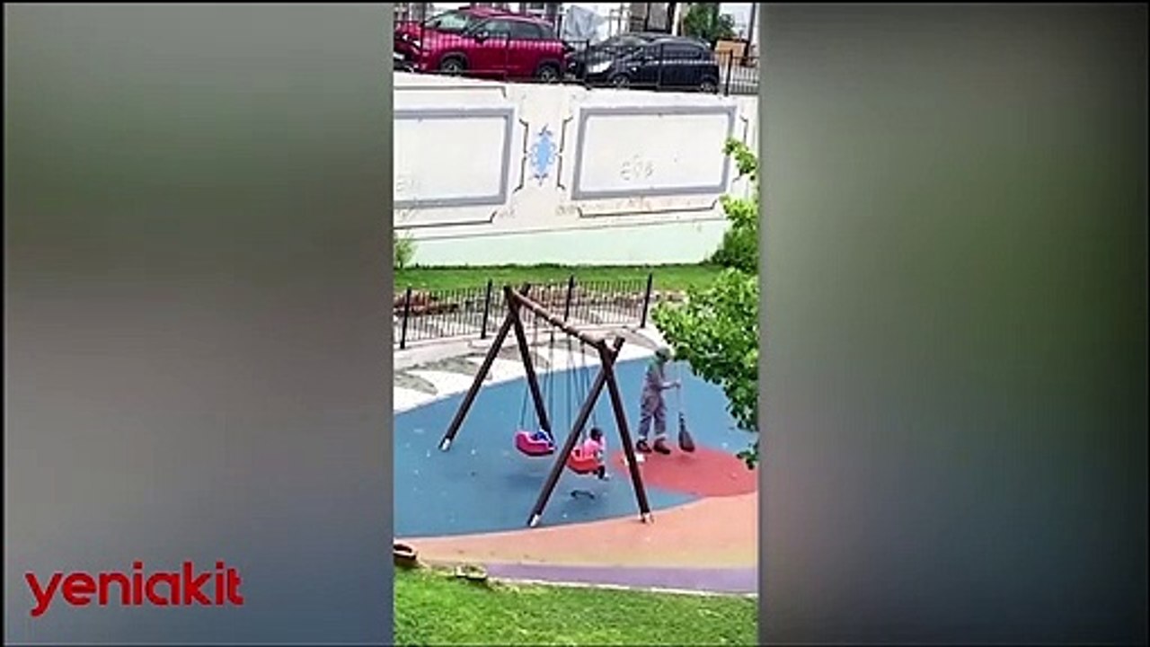 Yürekleri ısıtan görüntü! Temizlik görevlisi hem süpürdü hem çocuğu salladı