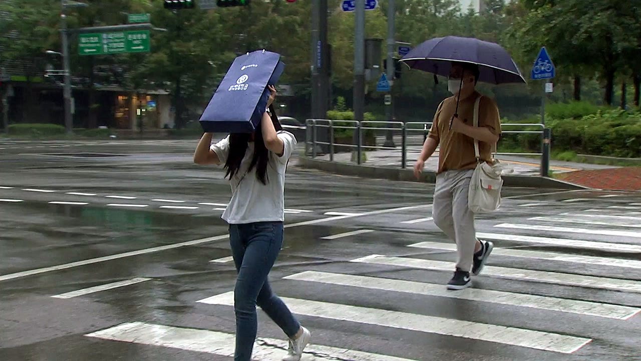 [날씨] 서울 등 수도권 소나기 유의...주말도 낮 더위 / YTN
