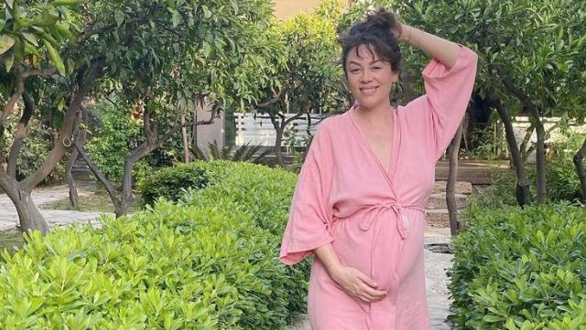 7,5 aylık hamile Demet Evgar, mayolu pozlarını paylaştı - Dailymotion Video