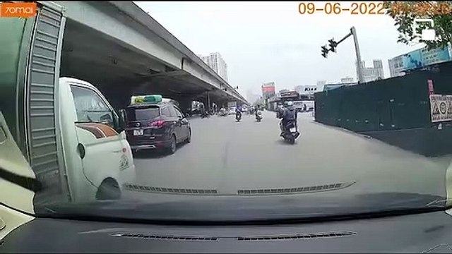 Do chiếc ô tô tải vội vàng rẽ phải, xe máy đã phải phanh gấp và bị trượt ngã