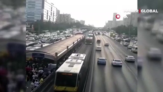 Metrobüsler durmadı, vatandaş kendini yola atarak isyan etti!