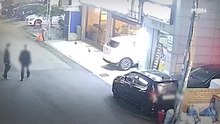 [영상] 호기심에 운전대 잡은 10대...식당 안으로 돌진