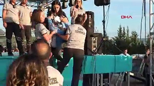 Gülistan Doku'nun mezuniyet törenine katılan ablası, sahneden zorla indirildi: Onu 888 gündür karanlıkta bırakıyorlar