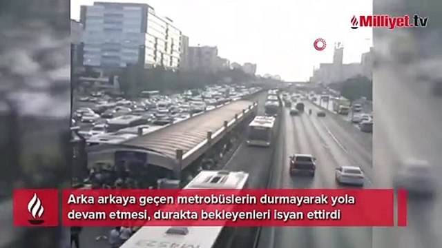 Metrobüsler durmadı, vatandaş yola çıkıp isyan etti