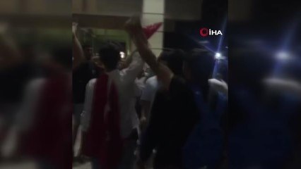 Omuzlarına alıp havaya fırlattıkları asker adayını yere düşürdüler