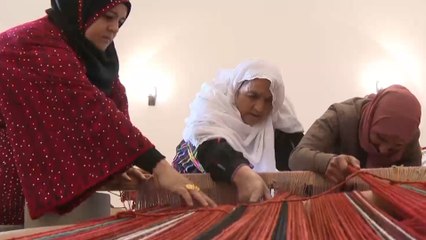 أنامل ناعمة تحيك البساط اليدوي الفلسطيني وتحمية من الاندثار