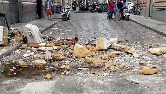 Crollano due balconi a Palermo