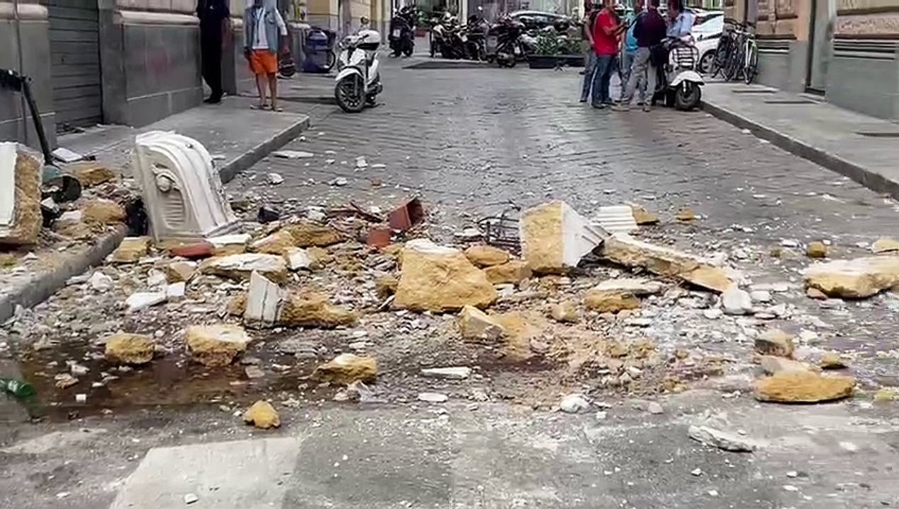 Crollano due balconi a Palermo